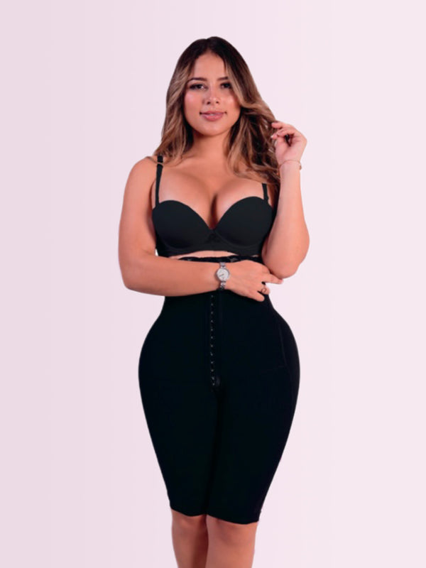 Short Alto a la Rodilla de Broches